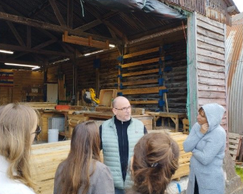 Contrôle qualité d’un produit en verre réalisé par un opérateur JRST